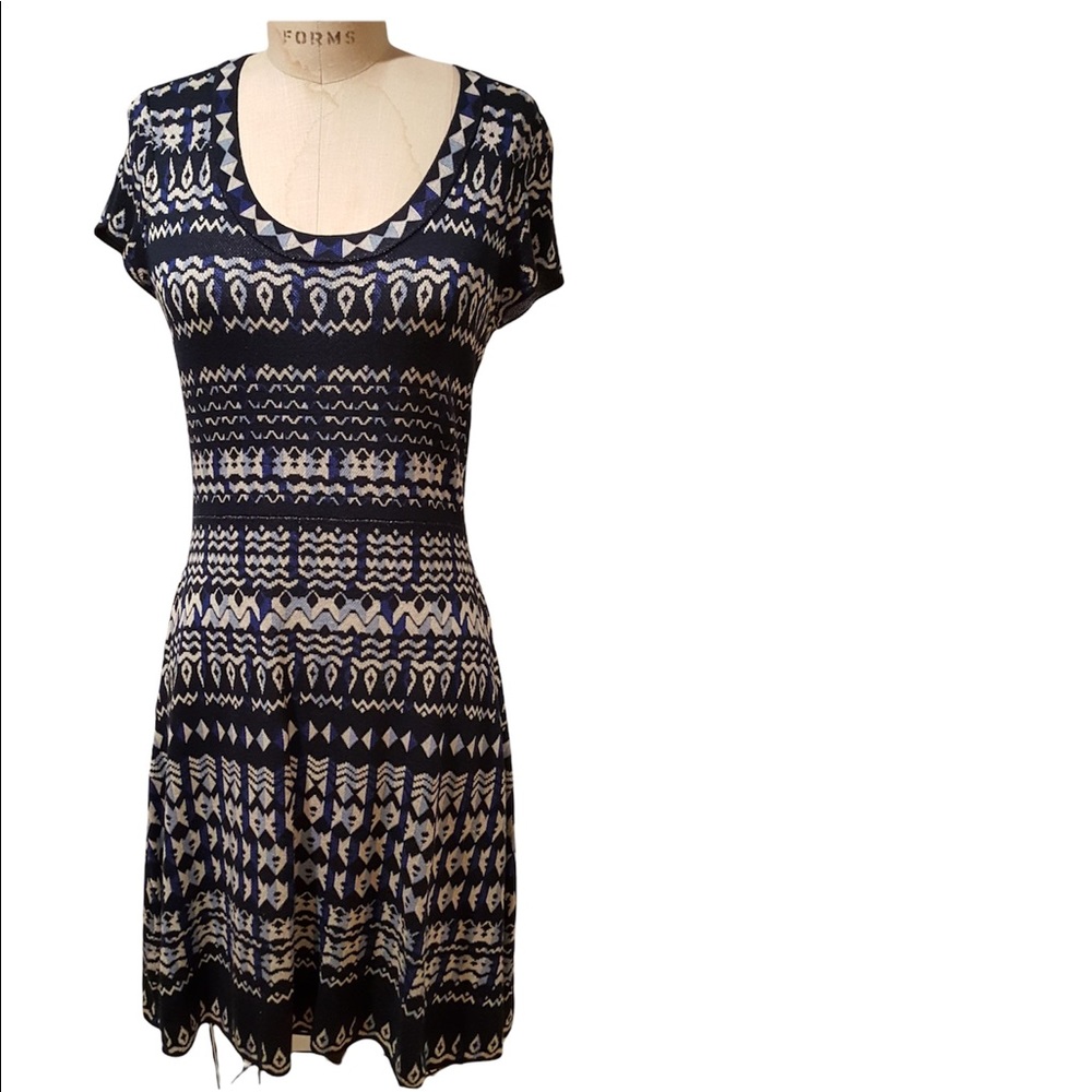 BCBGMaxAzria Women’s scoop neck short  sleeve patterned dress Size M